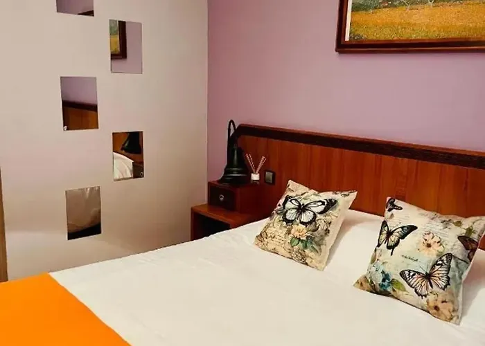 Charming House In With Garden View 펜션 비누에사