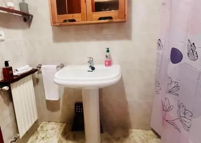 Charming House In With Garden View *